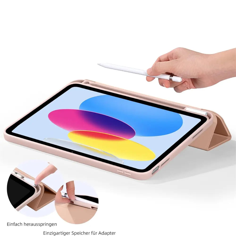 Rosafarbenes Smart Cover aus Kunstleder für 13" iPad Air/Pro, als Ständer aufgestellt. Hand hält Apple Pencil.