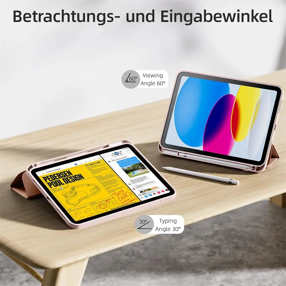 Zwei rosa iPad Pro (M4) in Smart Cover Hüllen auf Holztisch, eines aufrecht (60°), eines flach (30°).