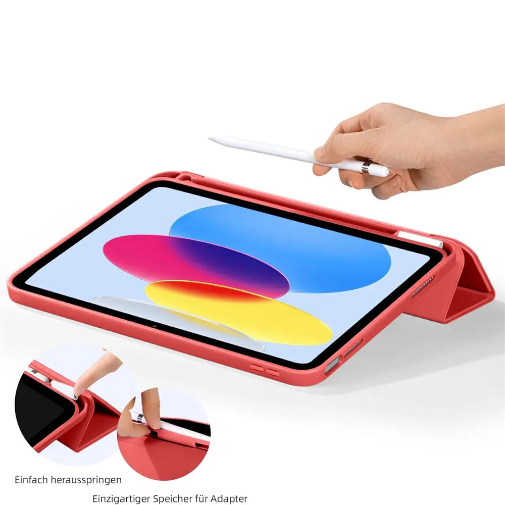Rotes Kunstleder Smart Cover für ein 13" iPad Air/Pro, schräg von oben. Eine Hand hält einen weißen Stift.