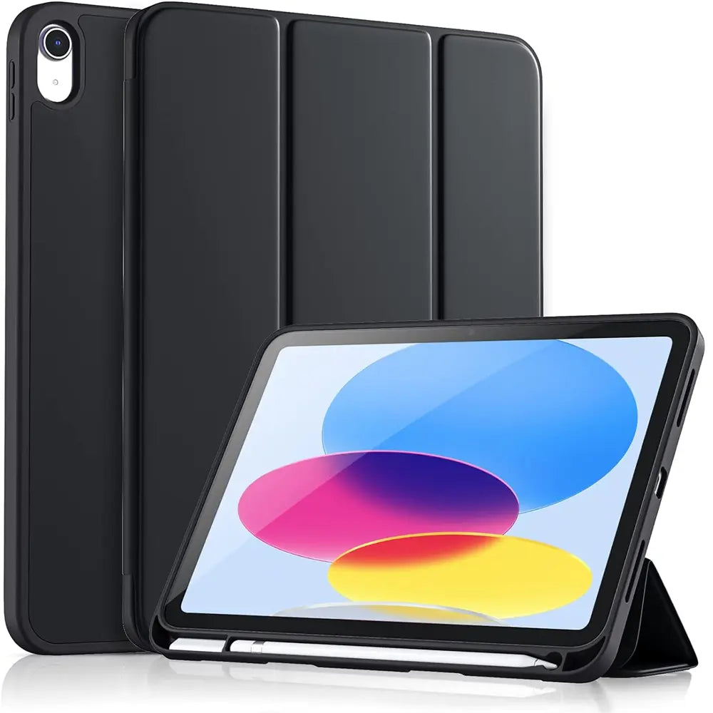 Schwarzes Smart Cover aus Kunstleder für ein 13" iPad Pro (M4). Das Cover steht als Ständer, ein Apple Pencil liegt davor.