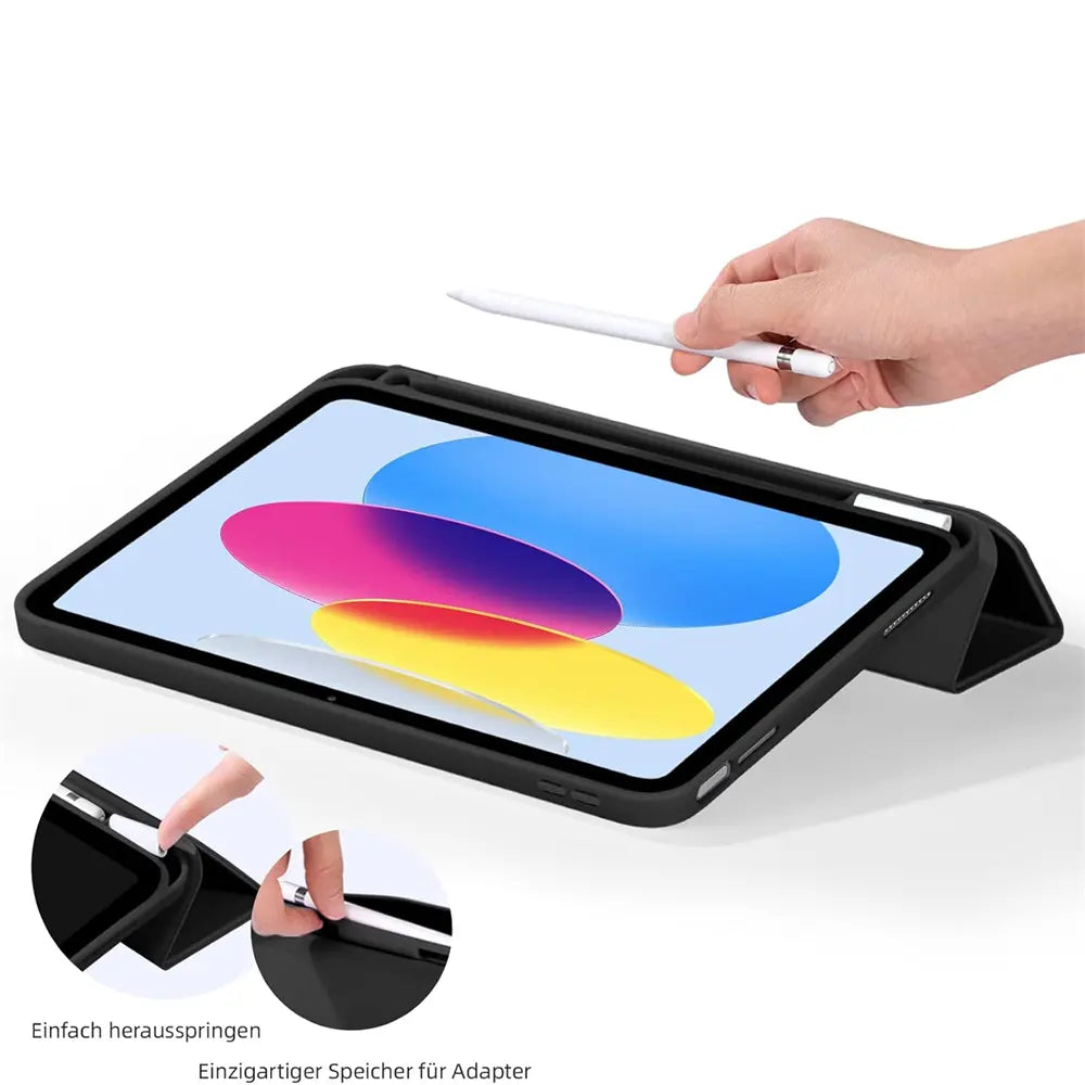 Schwarzes 11" iPad Pro (M4) Smart Cover aus Kunstleder, schräg von oben, mit Stiftfach und herausnehmbarem Stift.
