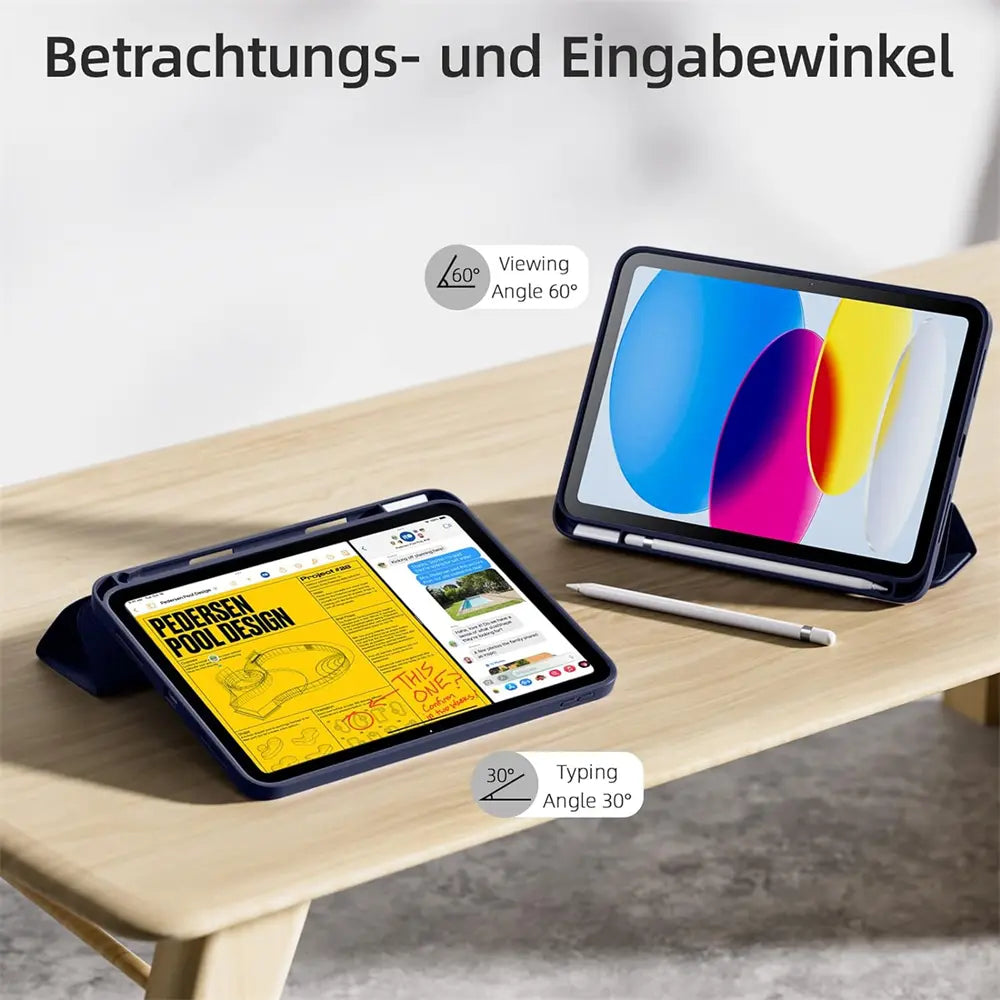 Zwei dunkelblaue iPad Pro (M4) Smart Cover auf Holzplatte, eines im 60° Betrachtungs-, das andere im 30° Eingabewinkel.
