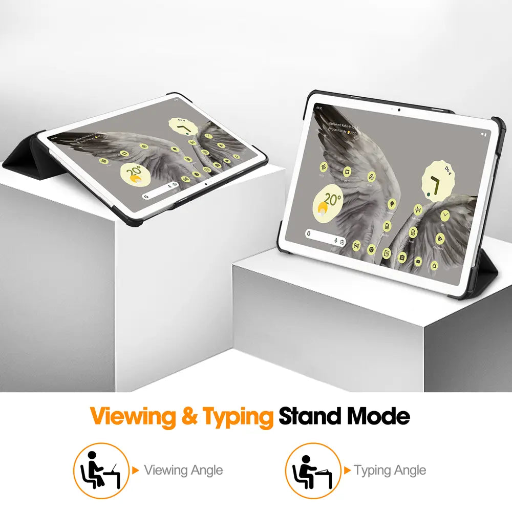 Zwei Google Pixel Tablets in schwarzen Smart Covers. Links im Betrachtungsmodus, rechts im Tippmodus, auf weißen Blöcken.