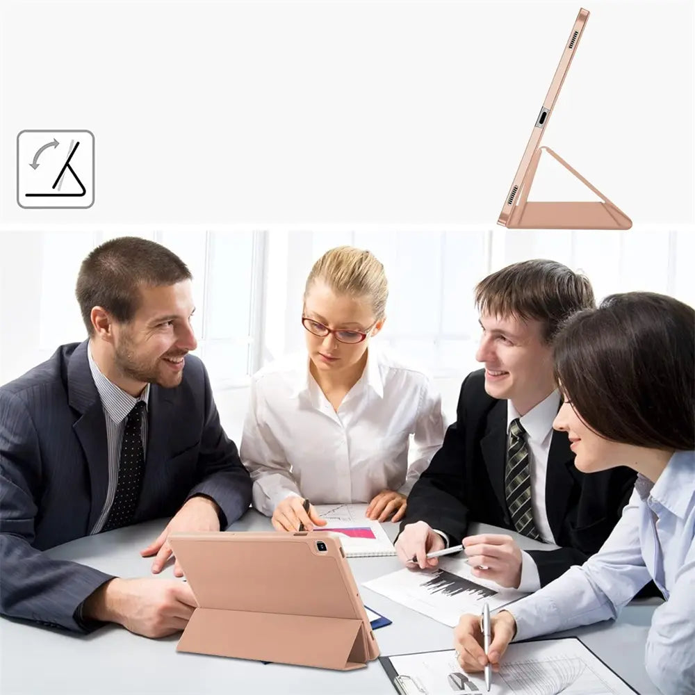 Rosafarbenes Smart Cover aus Kunstleder, von vorne, mit Tablet im Ständer-Modus.