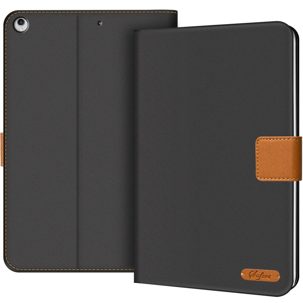 Schwarze Textil-Klapphülle für iPad Air 1. Gen. mit braunen Lederdetails, von vorne gezeigt.