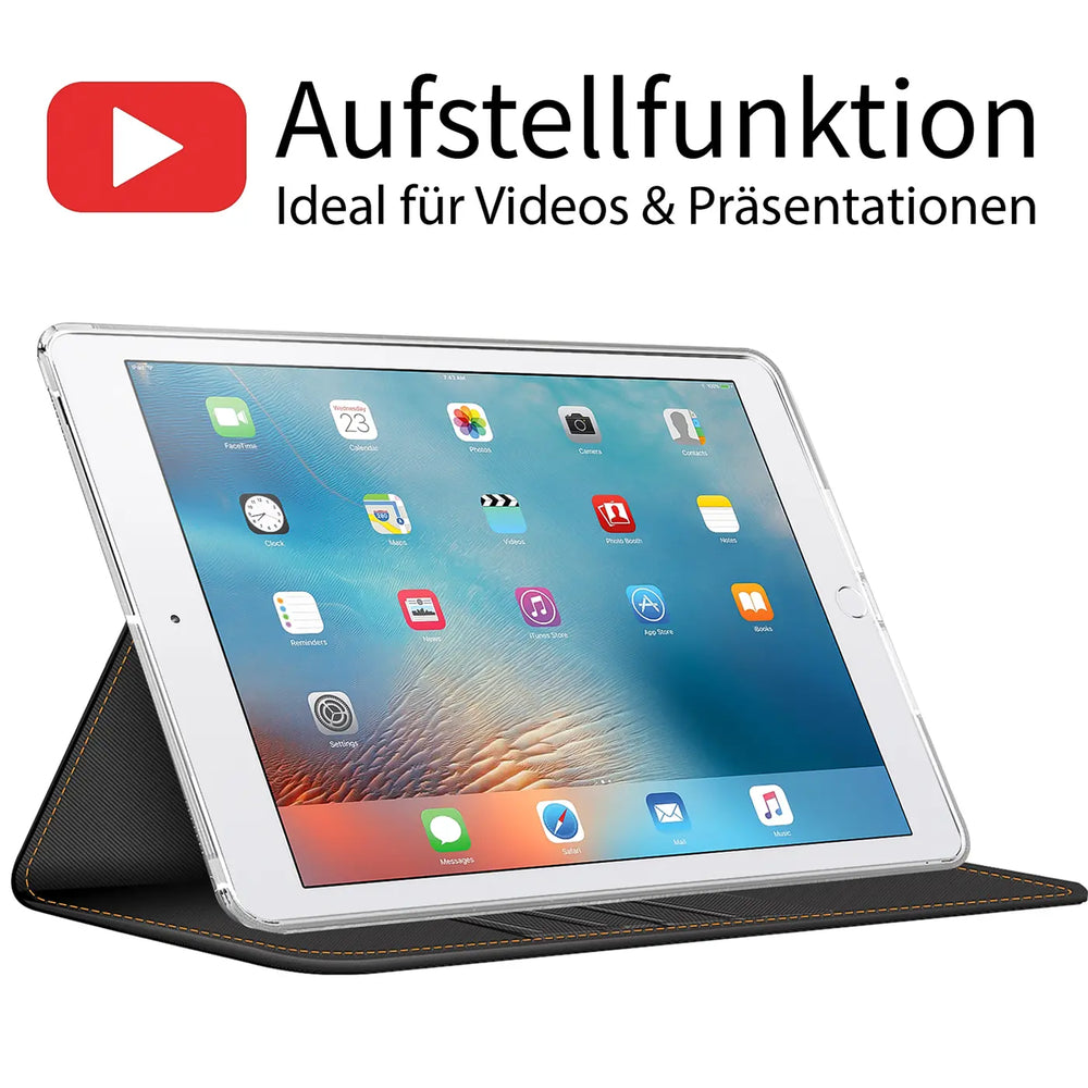 iPad Air (1. Gen.) in schwarzer Textil-Klapphülle, von vorne schräg, mit aufgestelltem Bildschirm.