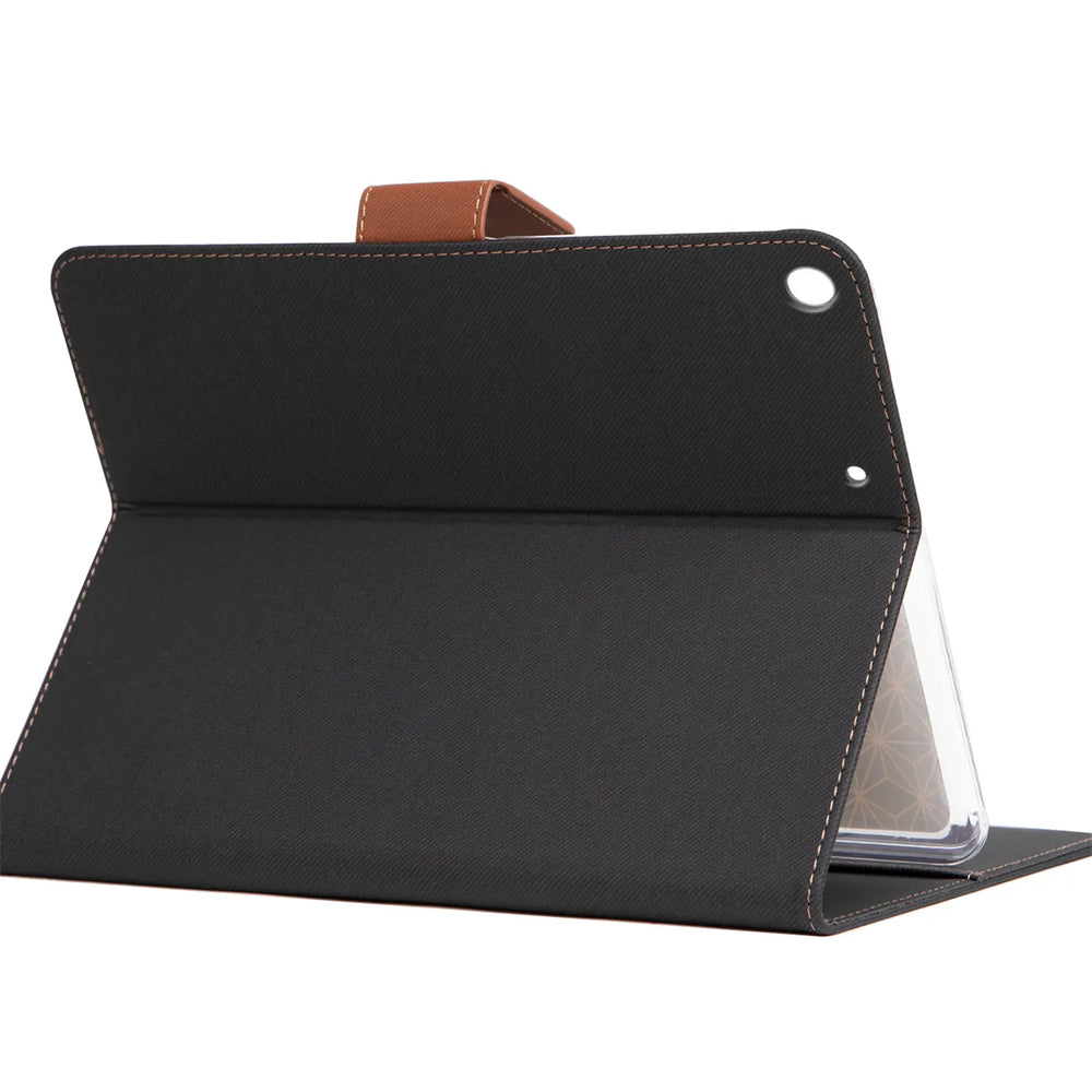 Schwarze Textil-Klapphülle mit braunem Lederriemen, von schräg hinten, für iPad Air (1. Gen.)