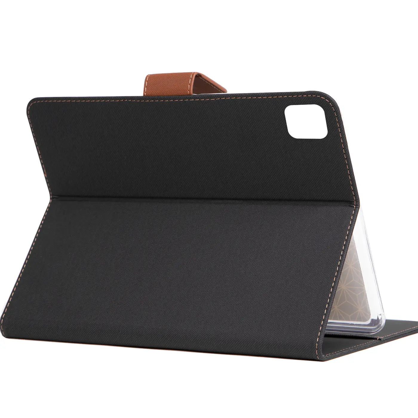 Schwarze Textil-Klapphülle für 11" iPad Pro (3. Gen.) von hinten schräg, als Ständer aufgeklappt, brauner Verschluss.