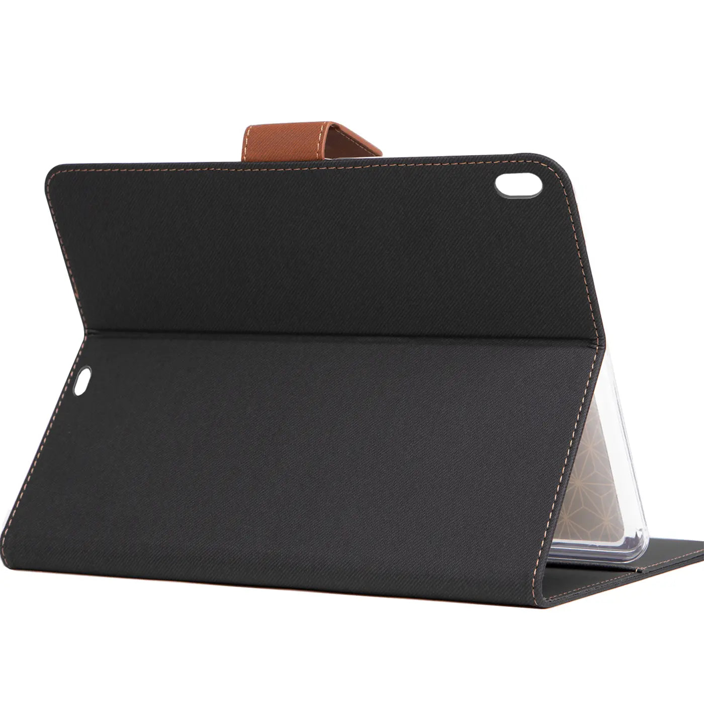 Schwarze Textil-Klapphülle für 12,9" iPad Pro (3.–5. Gen.) mit braunem Verschluss, von hinten schräg stehend.
