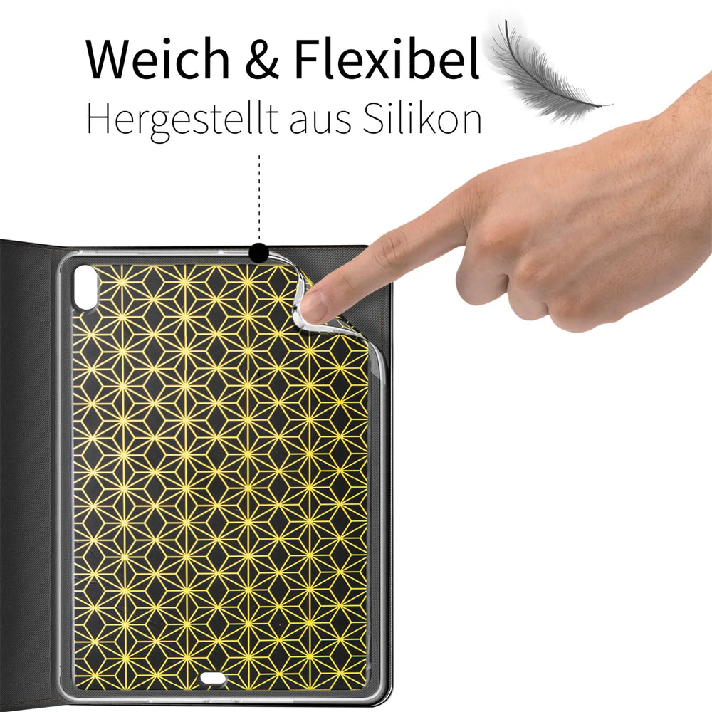 Hand biegt transparente Silikonhülle mit gelbem, geometrischem Muster von 12,9" iPad Pro (3.-5. Gen.) ab.