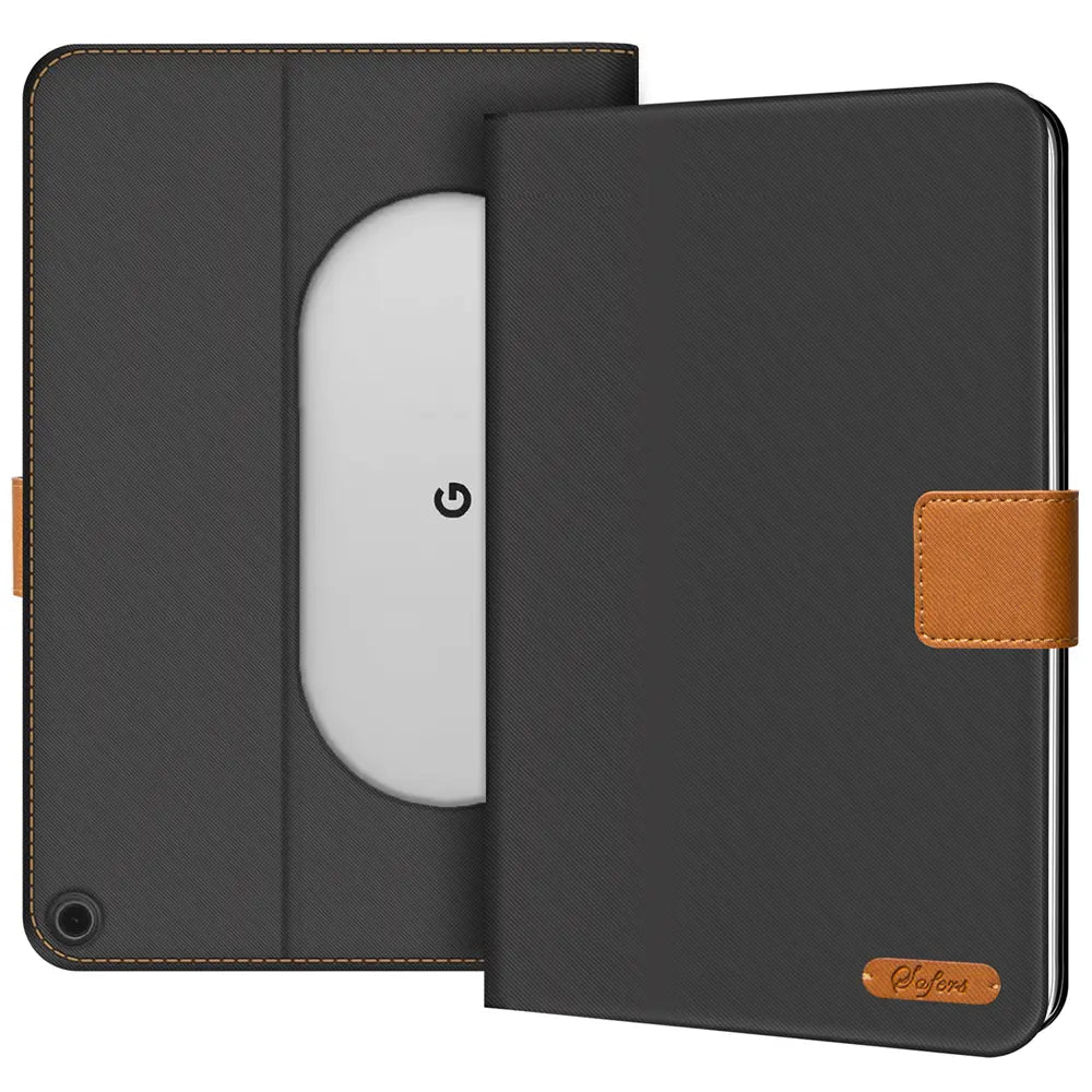 Schwarze Textil-Klapphülle für Google Pixel Tablet, offen, mit braunem Verschluss und Ziernähten, schräg von oben.