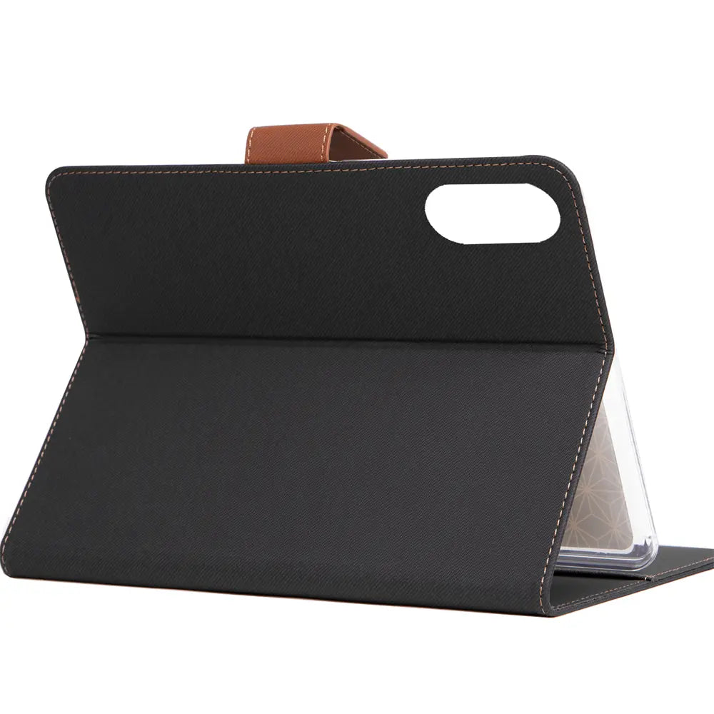 Schwarze Textil-Klapphülle mit braunem Riemen, von schräg vorne, für Honor Pad X9.