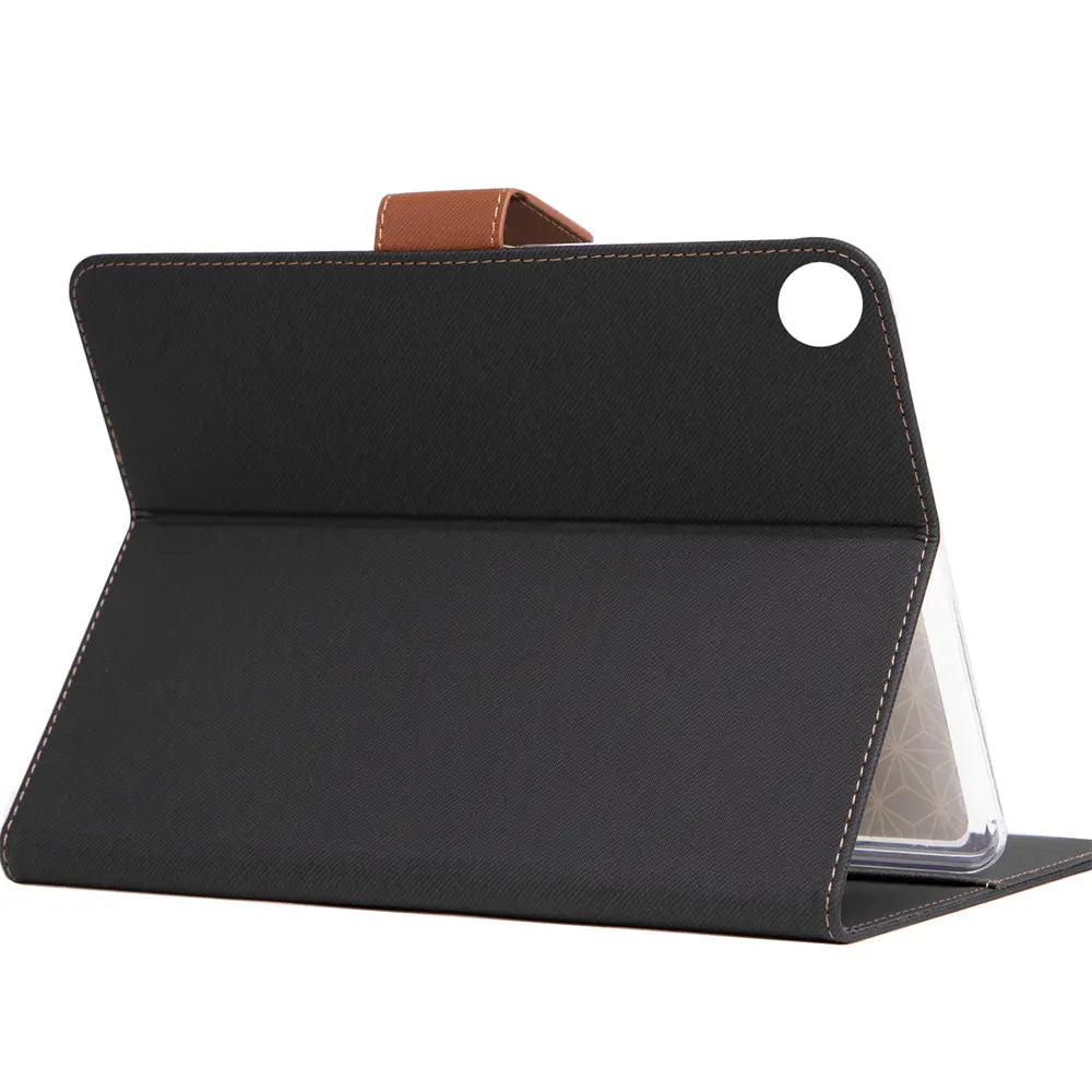 Schwarze Textil-Klapphülle mit braunem Riemen, von schräg vorne, für Huawei MatePad Pro 11.