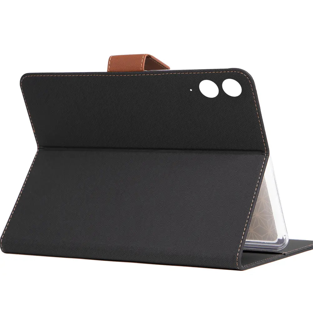 Schwarze Textil-Klapphülle mit braunem Lederriemen, von schräg hinten, für Samsung Galaxy Tab S9 FE Plus