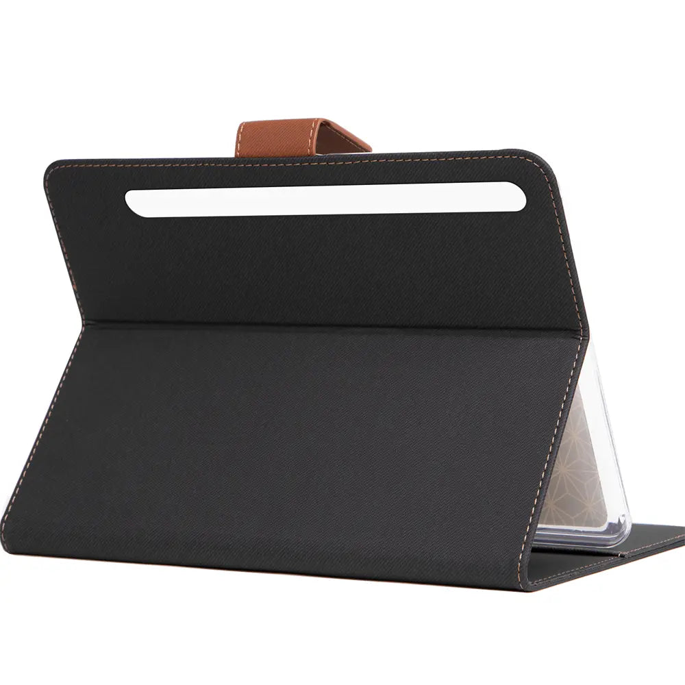 Schwarze Textil-Klapphülle mit braunem Lederriemen, von vorne schräg, für Samsung Galaxy Tab S9+