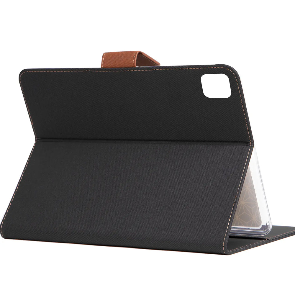 Schwarze Textil-Klapphülle mit braunem Riemen, von vorne, für Xiaomi Pad 5.