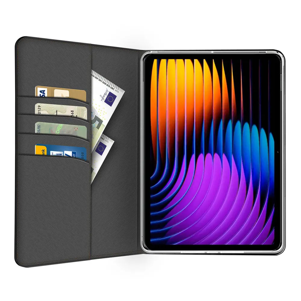 Dunkelgraue Textil-Klapphülle mit Kartenfächern und Tablet, von vorne.