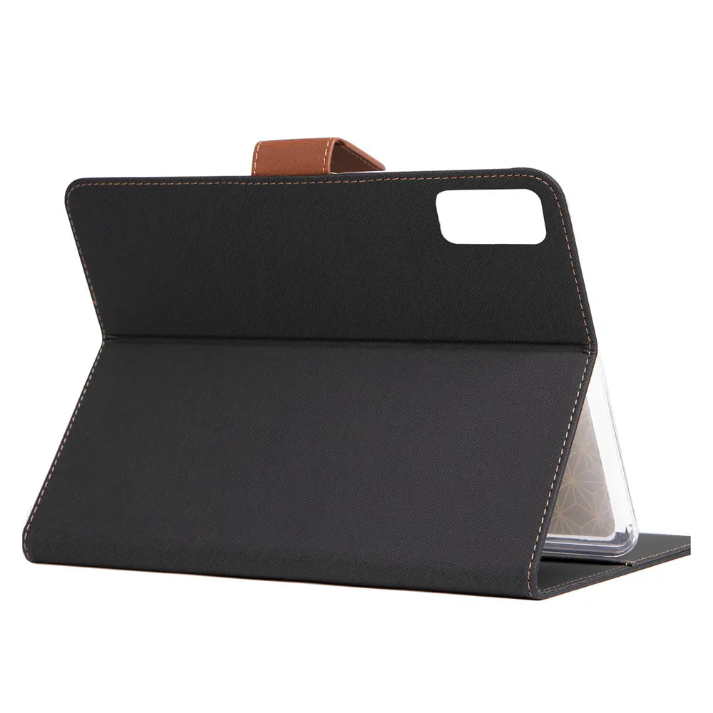 Schwarze Textilhülle mit braunem Lederriemen, von vorne geöffnet, zeigt Rückseite eines Tablets.