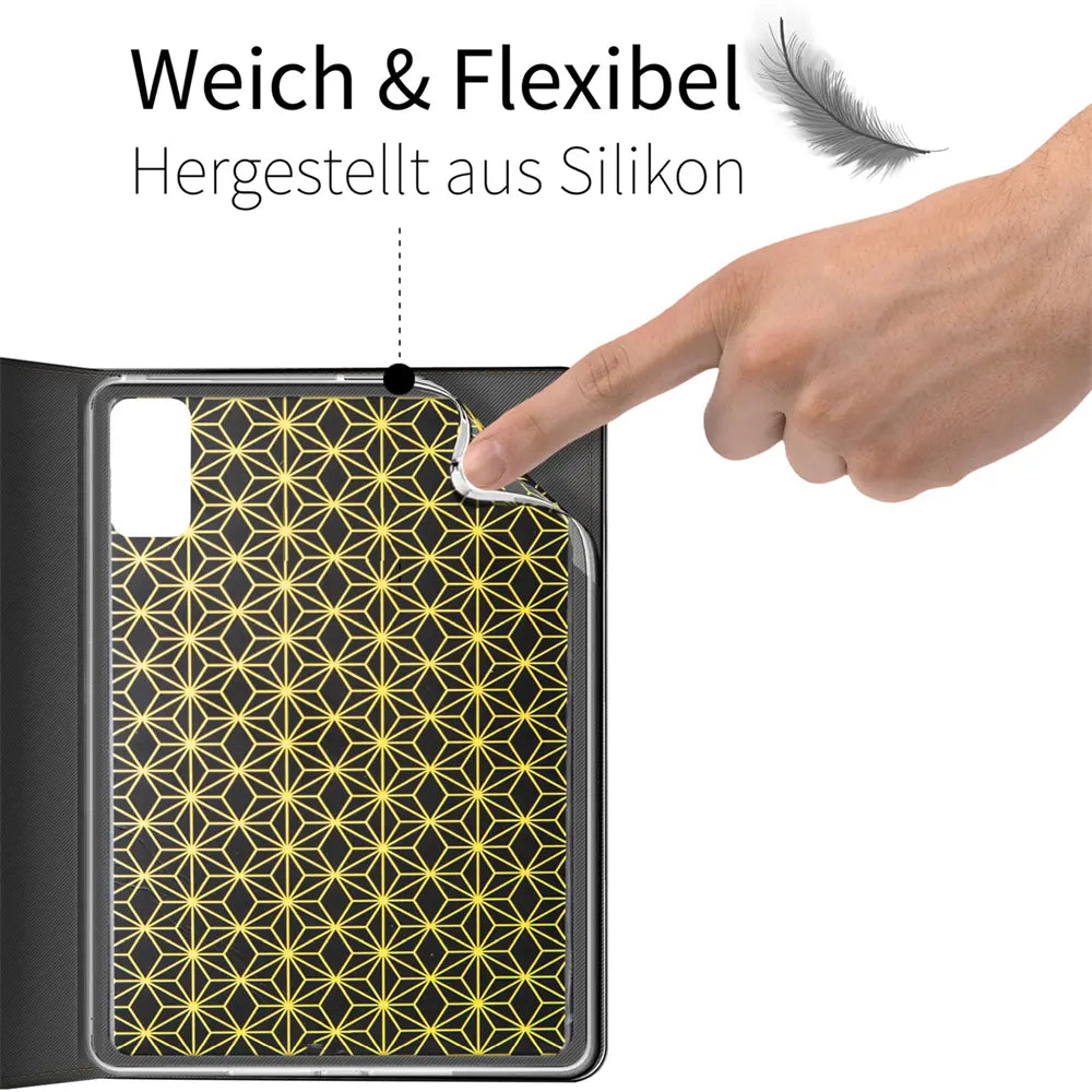 Finger berührt transparente Hülle mit gelbem Muster auf Xiaomi Redmi Pad SE.