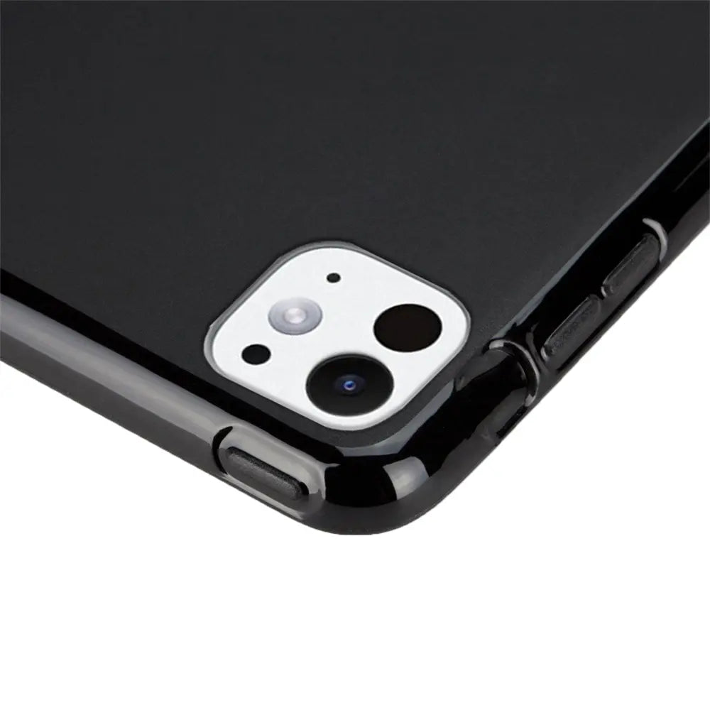 Nahaufnahme eines 11" iPad Pro (M4) in schwarzer, glänzender TPU-Schutzhülle, Rückseite mit Kameraausschnitt.