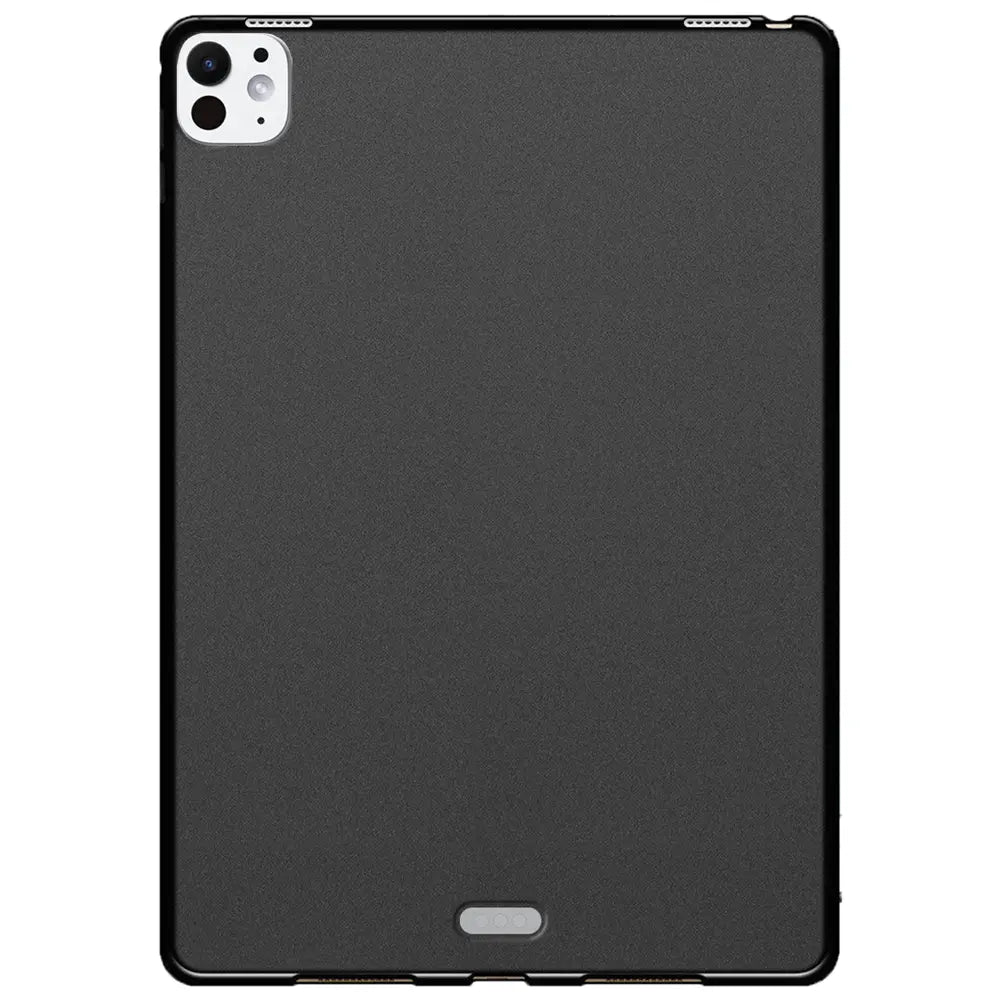 Rückansicht eines 11" iPad Pro (M4) in schwarzer, matter TPU-Schutzhülle mit Kameraausschnitt und Stifthalterung.