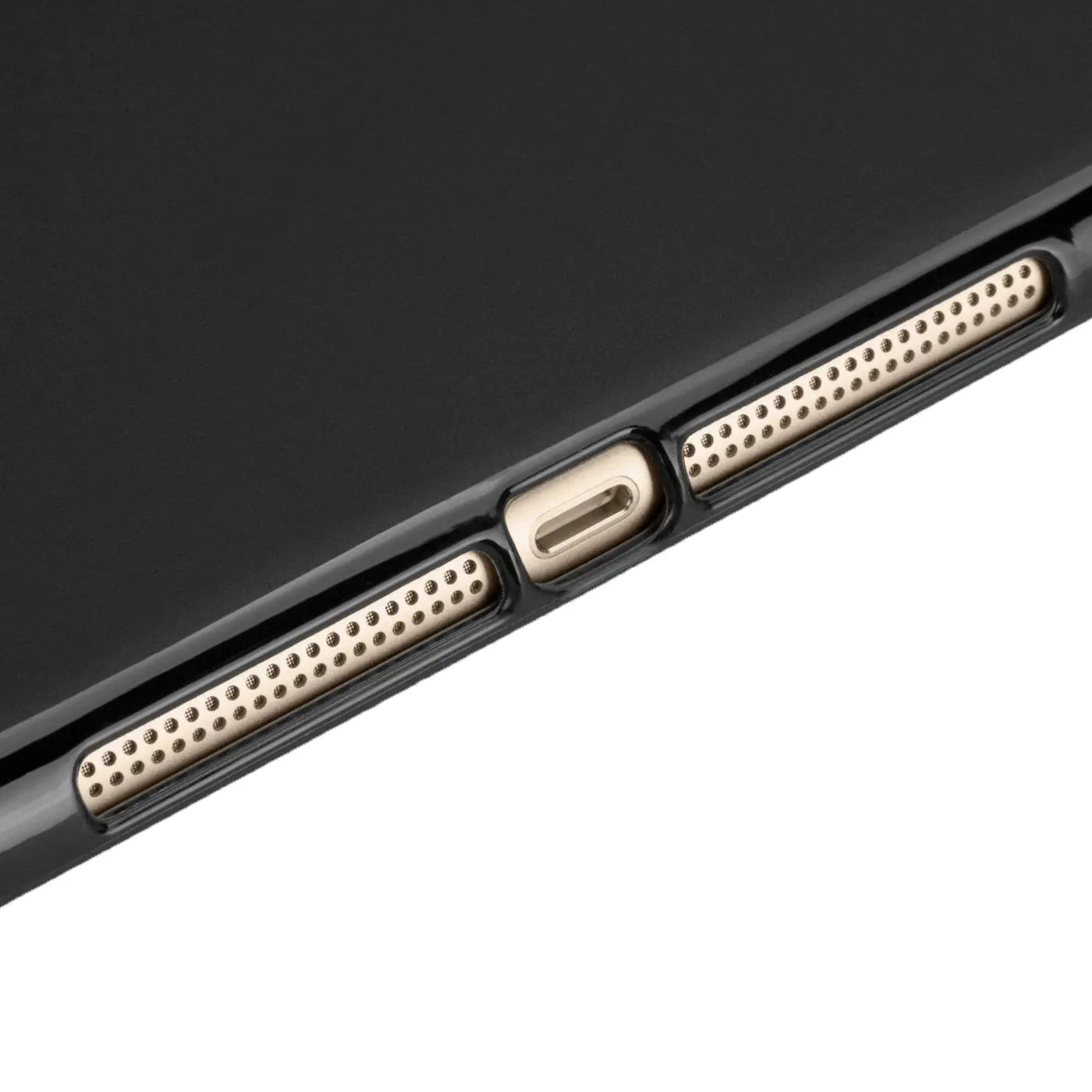 Nahaufnahme der Unterseite eines 9,7" iPad Pro in schwarzer TPU-Hülle mit Aussparungen für Ladeanschluss und Lautsprecher.