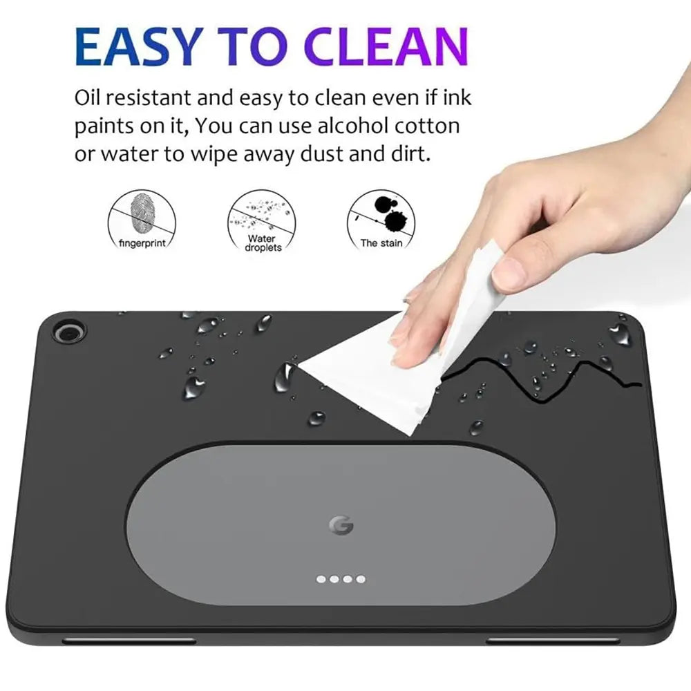 Schwarze TPU-Schutzhülle für Google Pixel Tablet, von oben. Eine Hand wischt Wassertropfen mit einem Tuch ab.