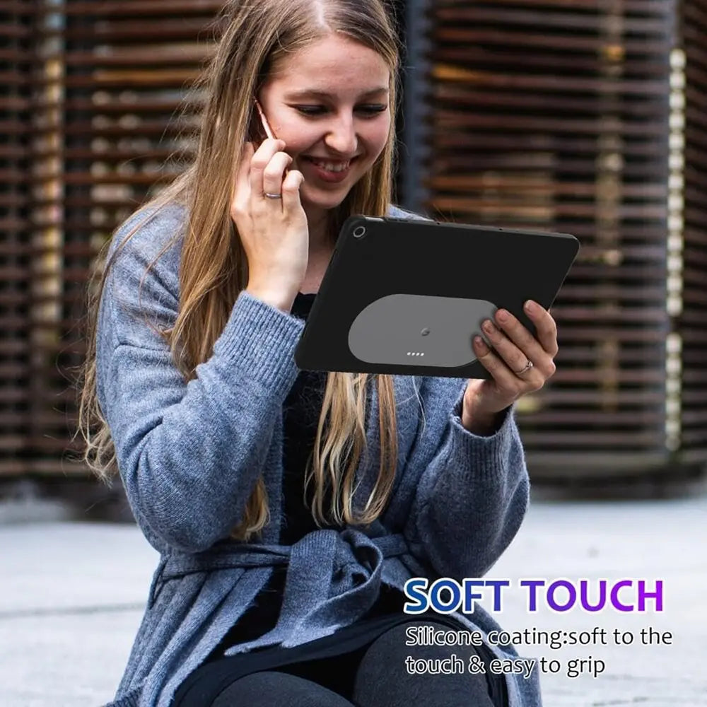 Junge Frau hält ein Google Pixel Tablet 11.0 in schwarzer TPU-Schutzhülle mit grauer Dockingstation-Aussparung.