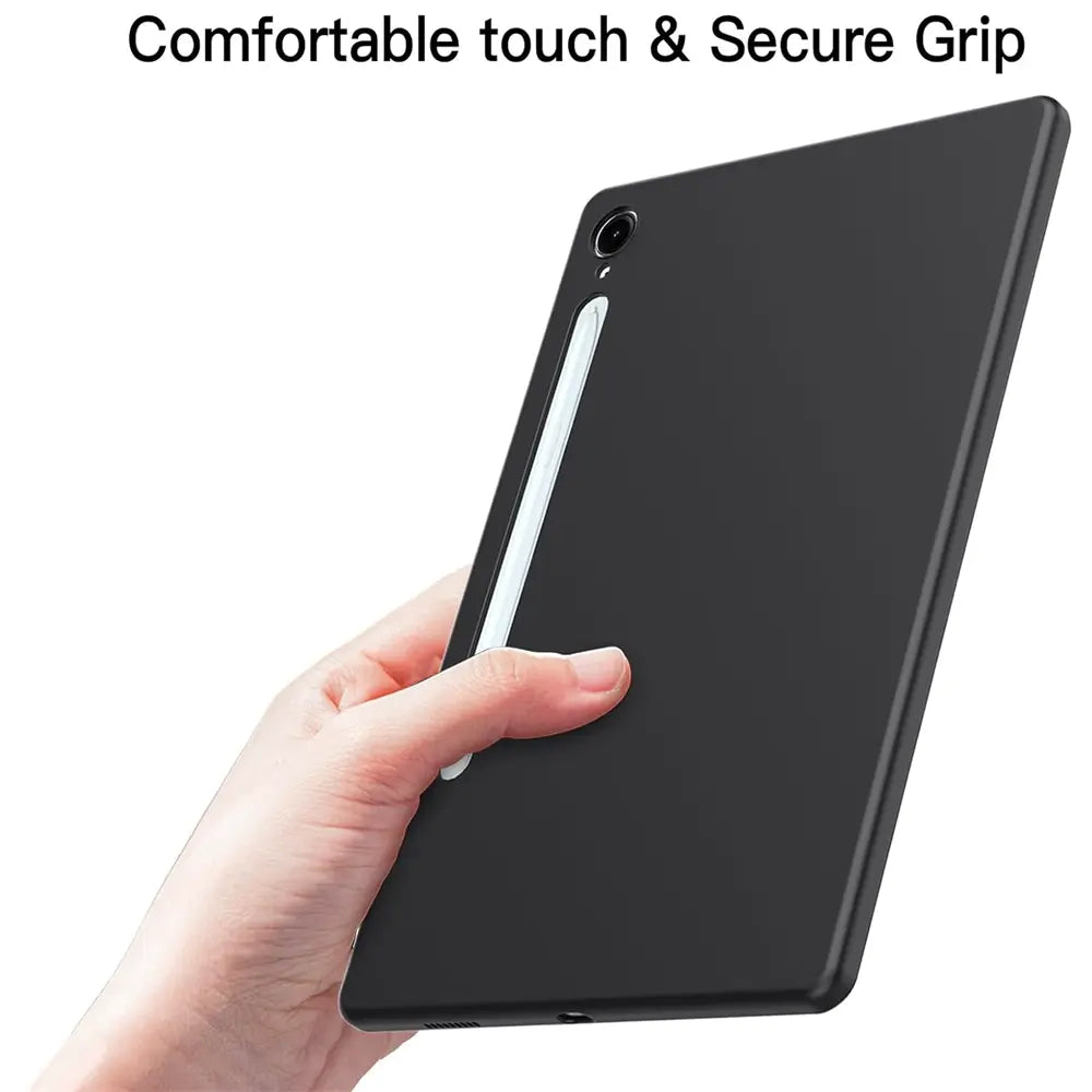Schwarze TPU-Hülle auf einem Samsung Galaxy Tab S9/S9 FE, von vorne links gehalten.