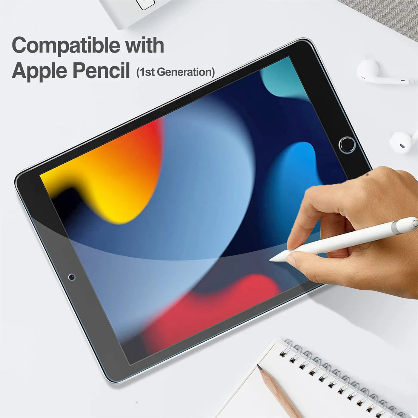 Schwarzes iPad mit Panzerglas-Displayschutz, von oben rechts gesehen. Eine Hand hält einen weißen Apple Pencil.