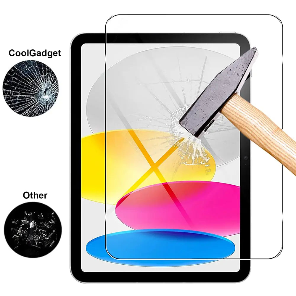 Panzerglas-Schutz auf iPad (10. Gen.) wird von Hammer getroffen. Glas zersplittert.