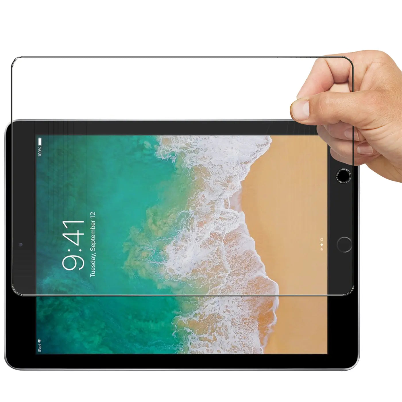 Hand hält transparentes Panzerglas über einem schwarzen iPad (5.-6. Gen.) mit Strand-Hintergrund, schräg von oben.