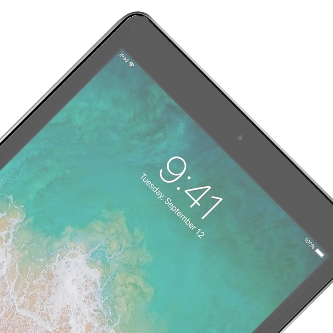 Schwarzes iPad Air 1. Gen. mit Panzerglas-Displayschutz, schräg von oben. Display zeigt Uhrzeit 9:41 und Datum.
