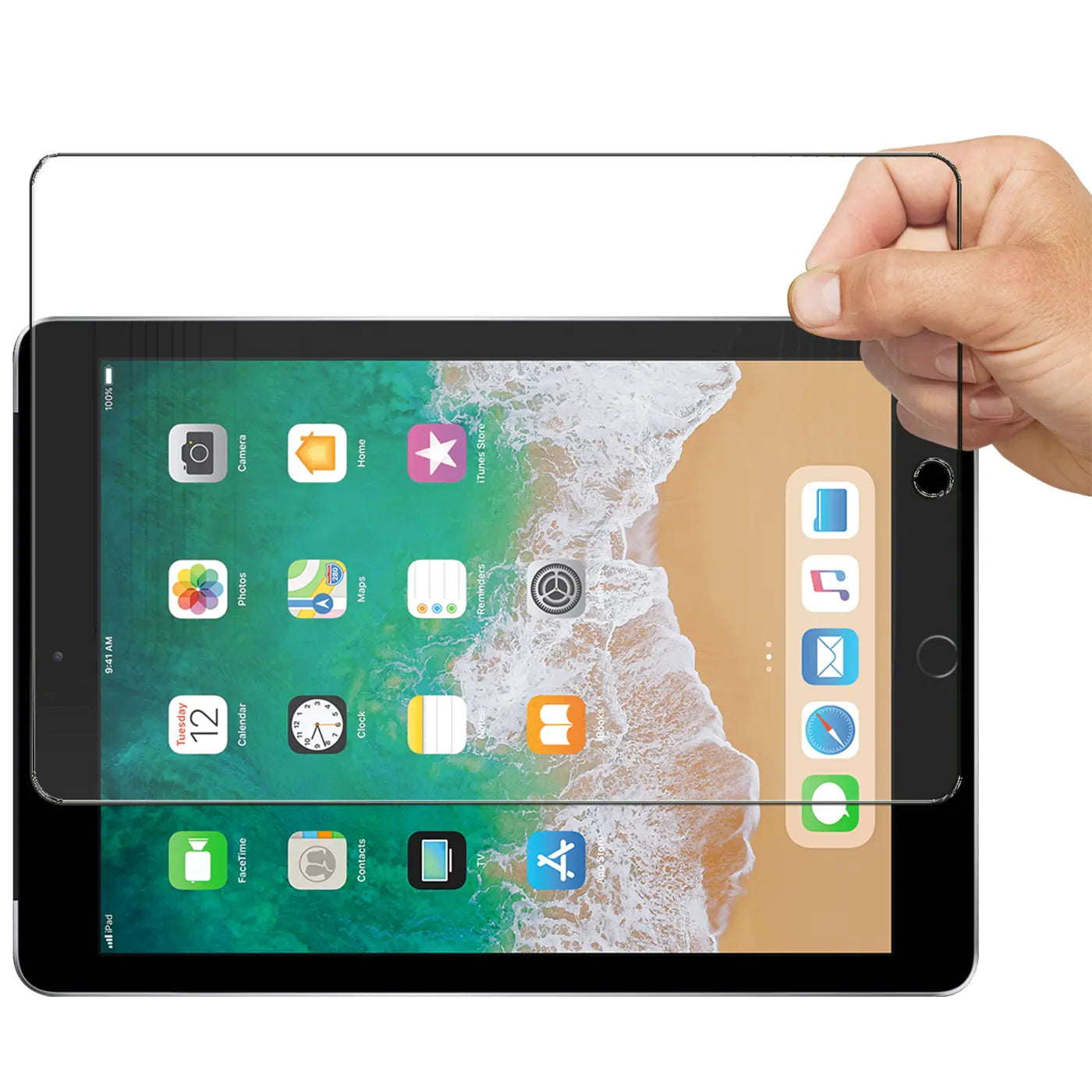 Hand hält transparentes Panzerglas über einem schwarzen iPad Air 2 mit eingeschaltetem Display, schräg von oben.