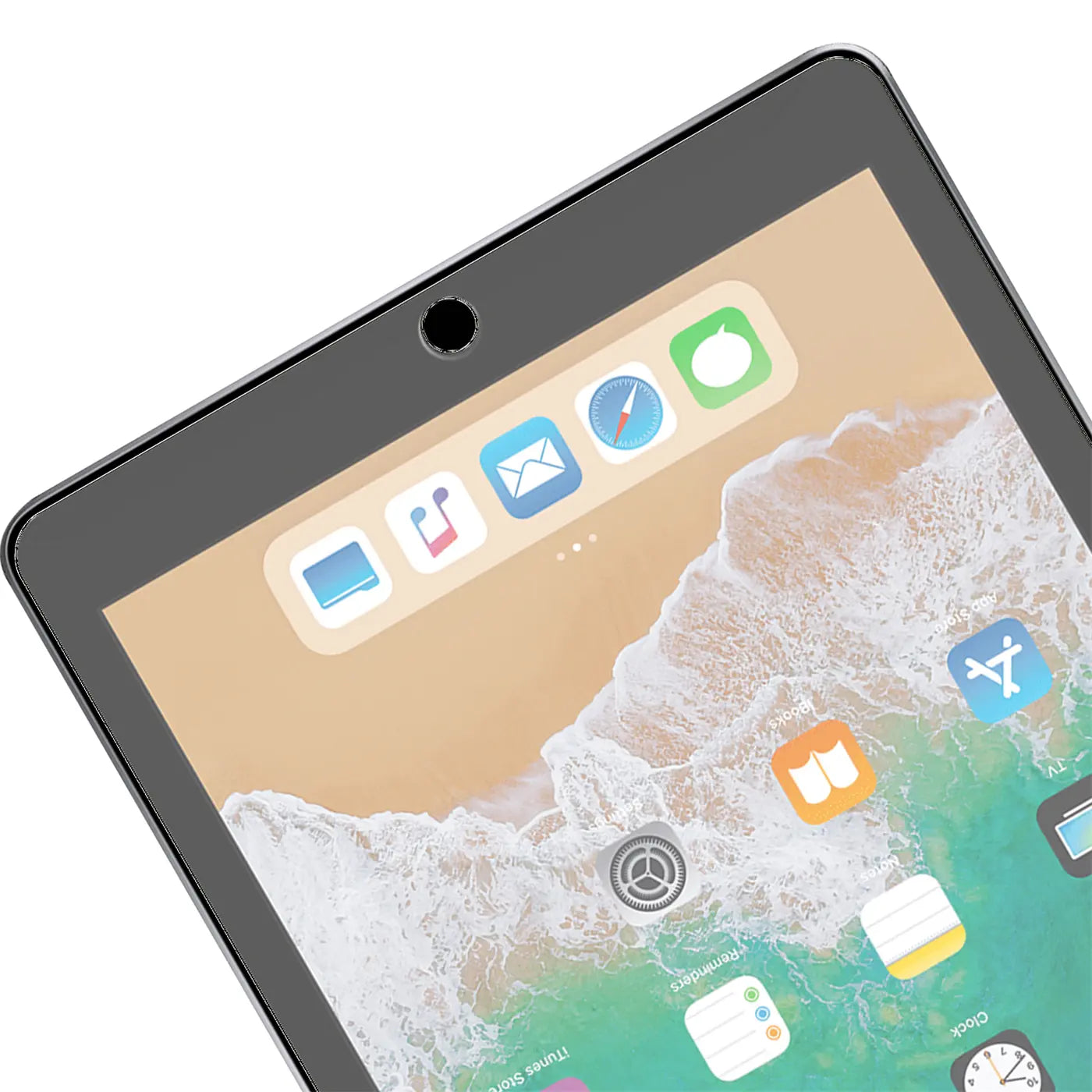 Schwarzes iPad Air 2 mit glänzendem Panzerglas-Displayschutz, schräg von oben rechts. Frontkamera-Aussparung sichtbar.