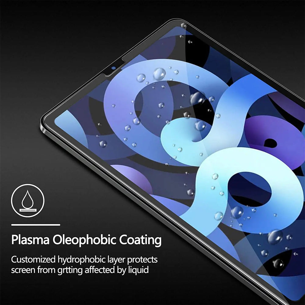 Schwarzes iPad Air (4. Gen.) mit Panzerglas-Displayschutz, schräg von oben. Wassertropfen perlen auf dem Display ab.