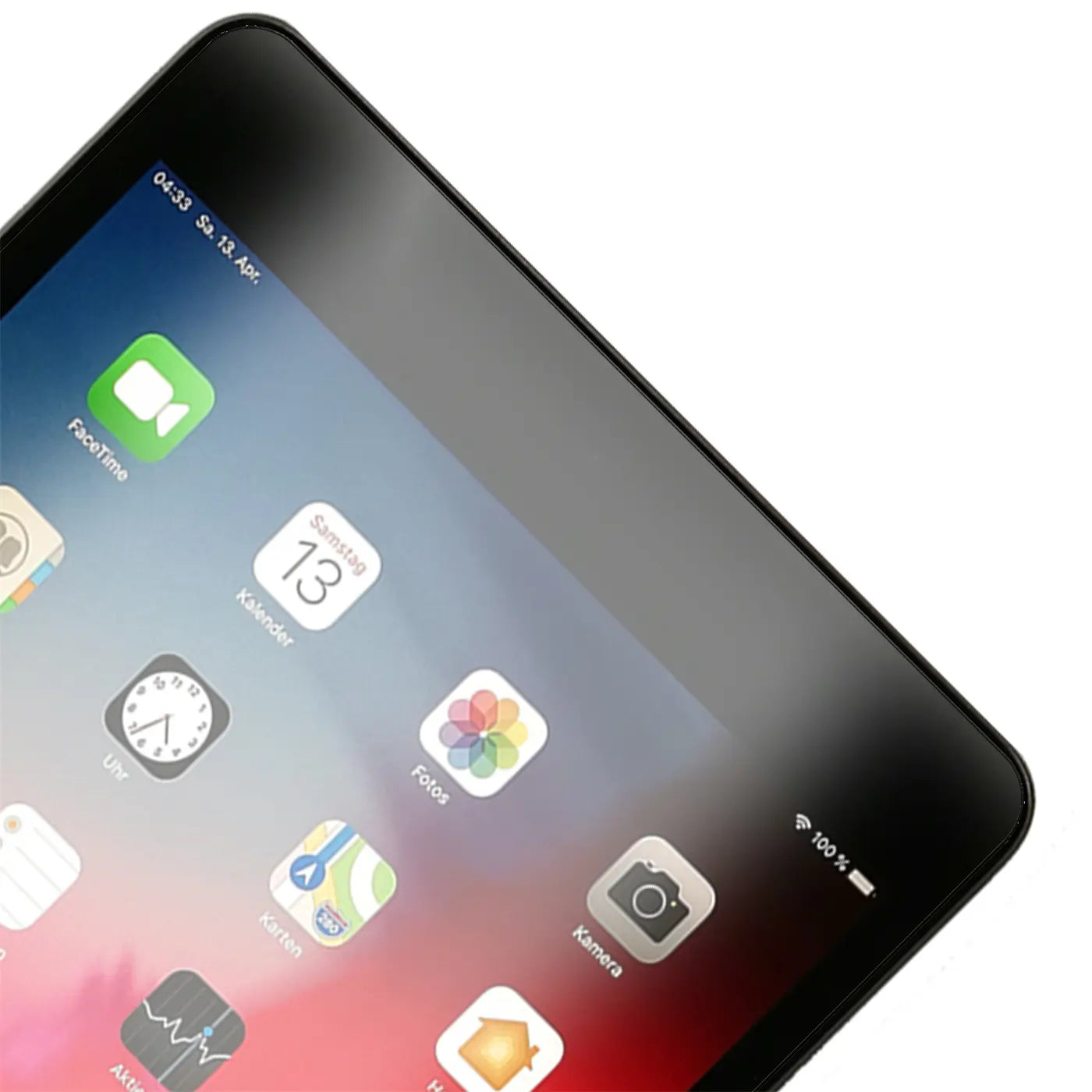 Schwarzes iPad mini (5. Gen.) mit Displayschutzfolie, schräg von oben rechts, zeigt Homescreen mit Apps.