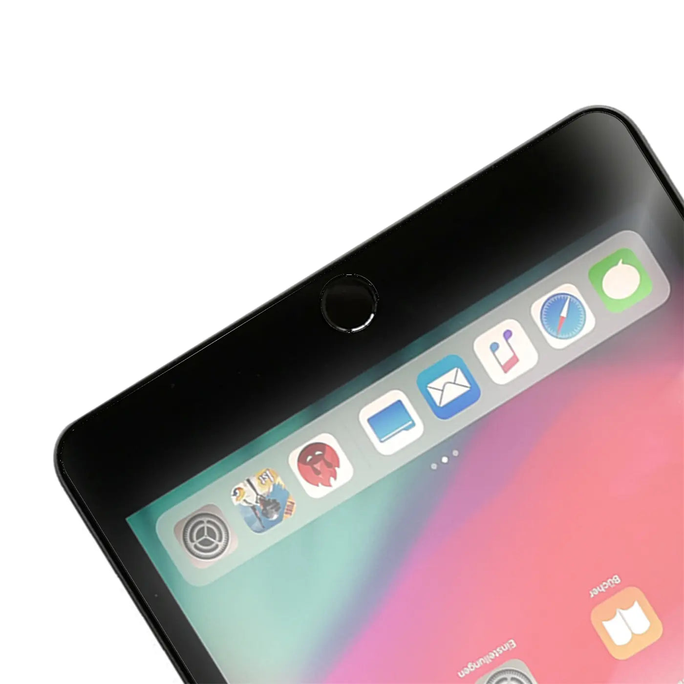 Schwarzes iPad mini (5. Gen.) mit Displayschutz, schräg von oben. Schwarzer Rahmen, bunte App-Icons auf dem Screen.
