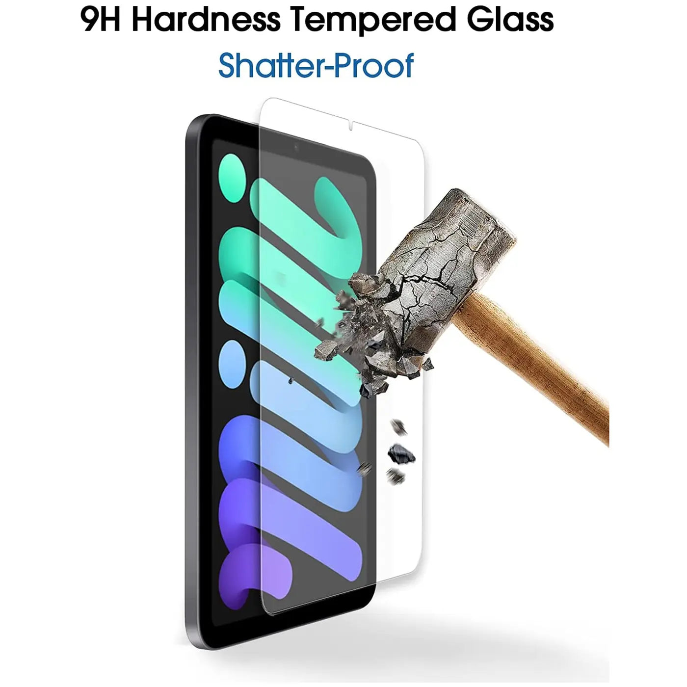 iPad mini (6. Gen.) mit transparentem Panzerglas-Displayschutz, der von einem Hammer zertrümmert wird, auf weißem.