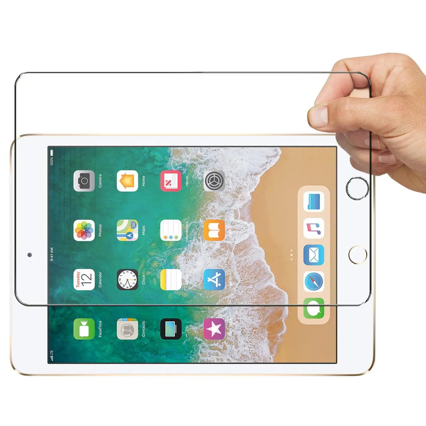 Hand hält transparentes Panzerglas über ein goldenes iPad mini mit Home-Bildschirm, schräg von oben.