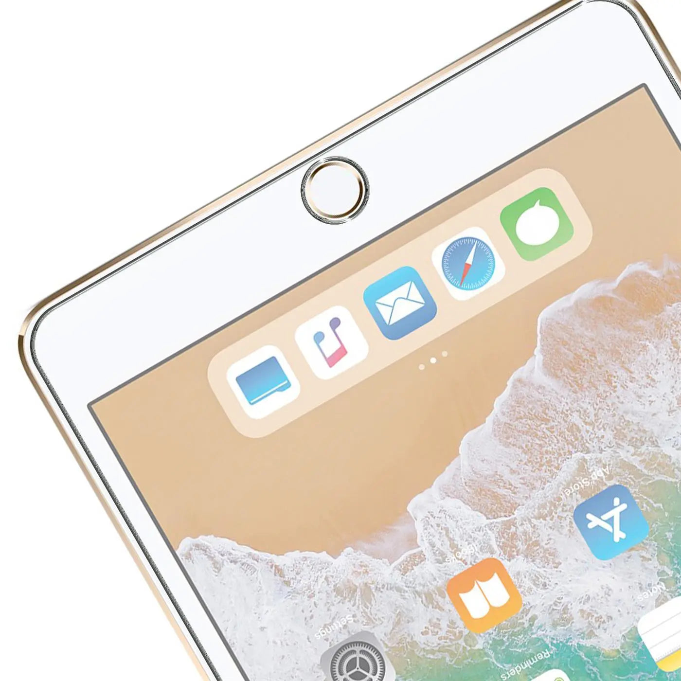 Nahaufnahme eines iPad mini mit goldenem Rahmen und weißem Displayrand, schräg von oben, mit Panzerglas.