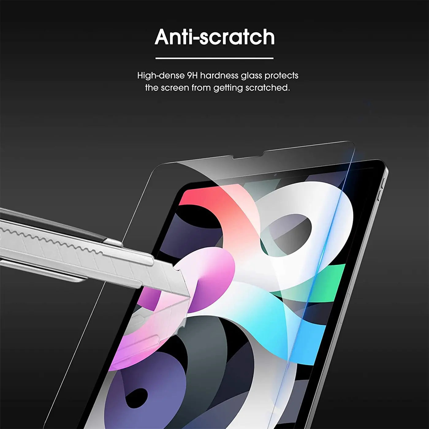 Graues Cuttermesser kratzt auf transparentem Panzerglas-Displayschutz auf einem 11" iPad Pro (2. Gen.) mit bunten Icons.