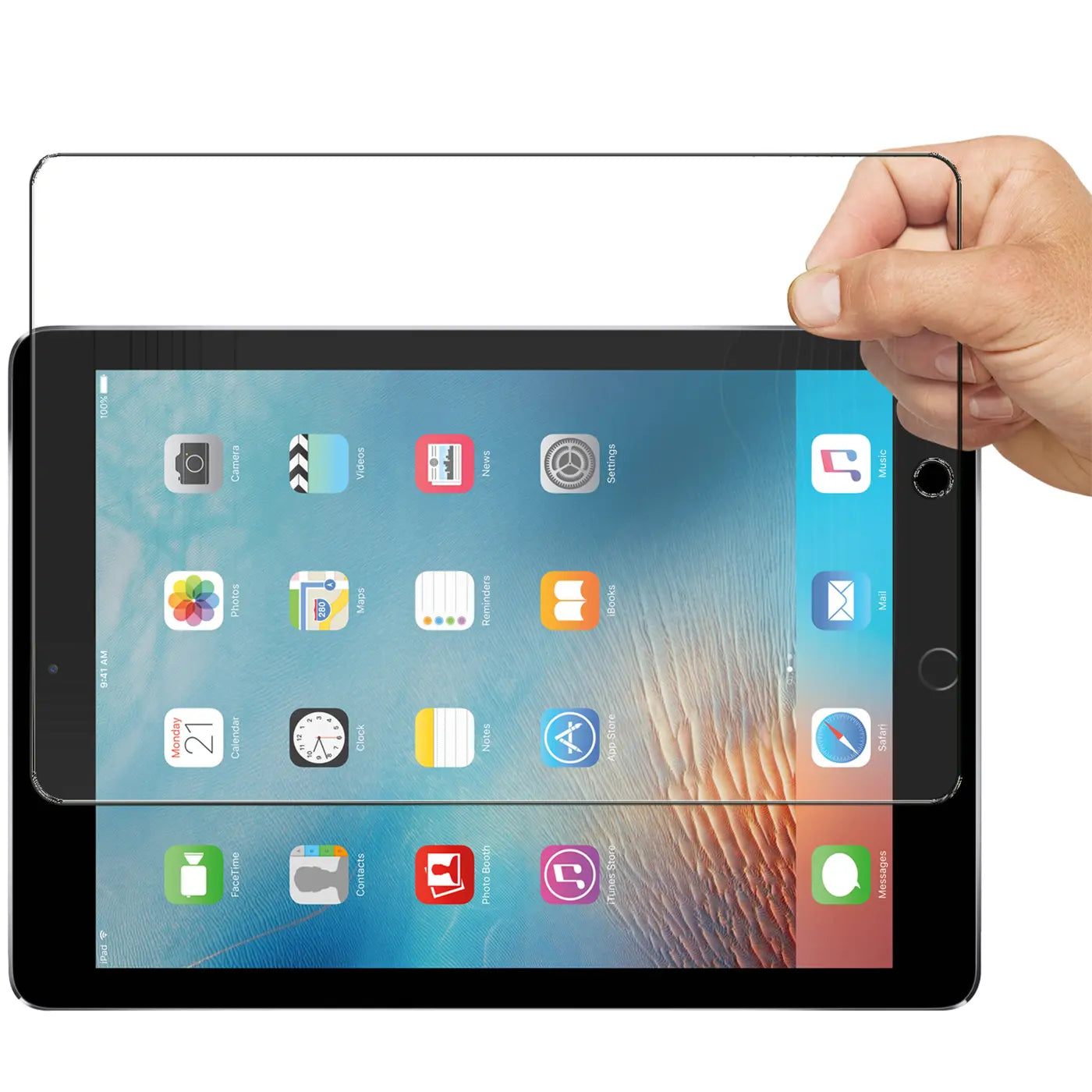 Hand hält transparentes Panzerglas über einem schwarzen 9,7" iPad Pro mit farbigem Homescreen, schräg von oben.