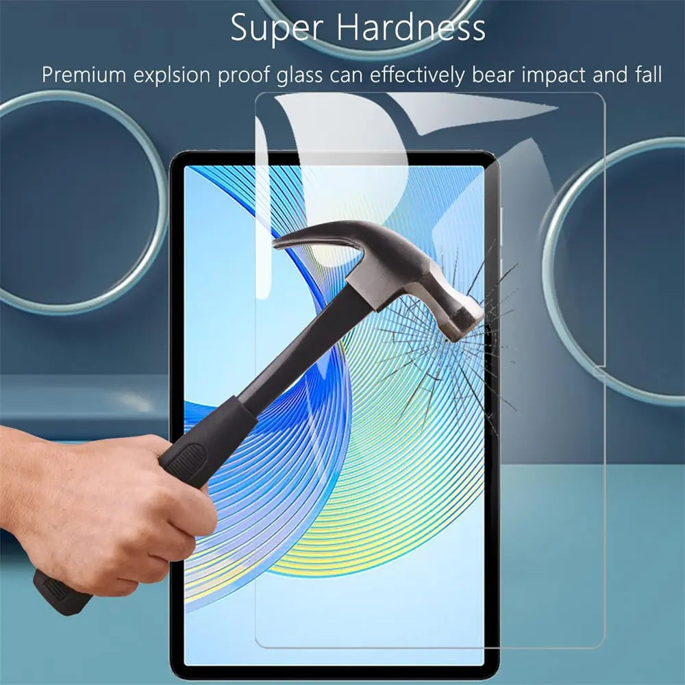 Honor Pad X9 mit Panzerglas-Schutz, Hammer schlägt auf Display, Nahaufnahme.