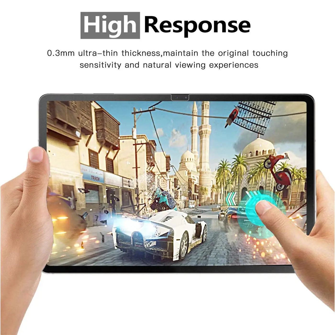Zwei Hände halten ein schwarzes Samsung Galaxy Tab A7 10.4 im Querformat, das ein Rennspiel anzeigt.