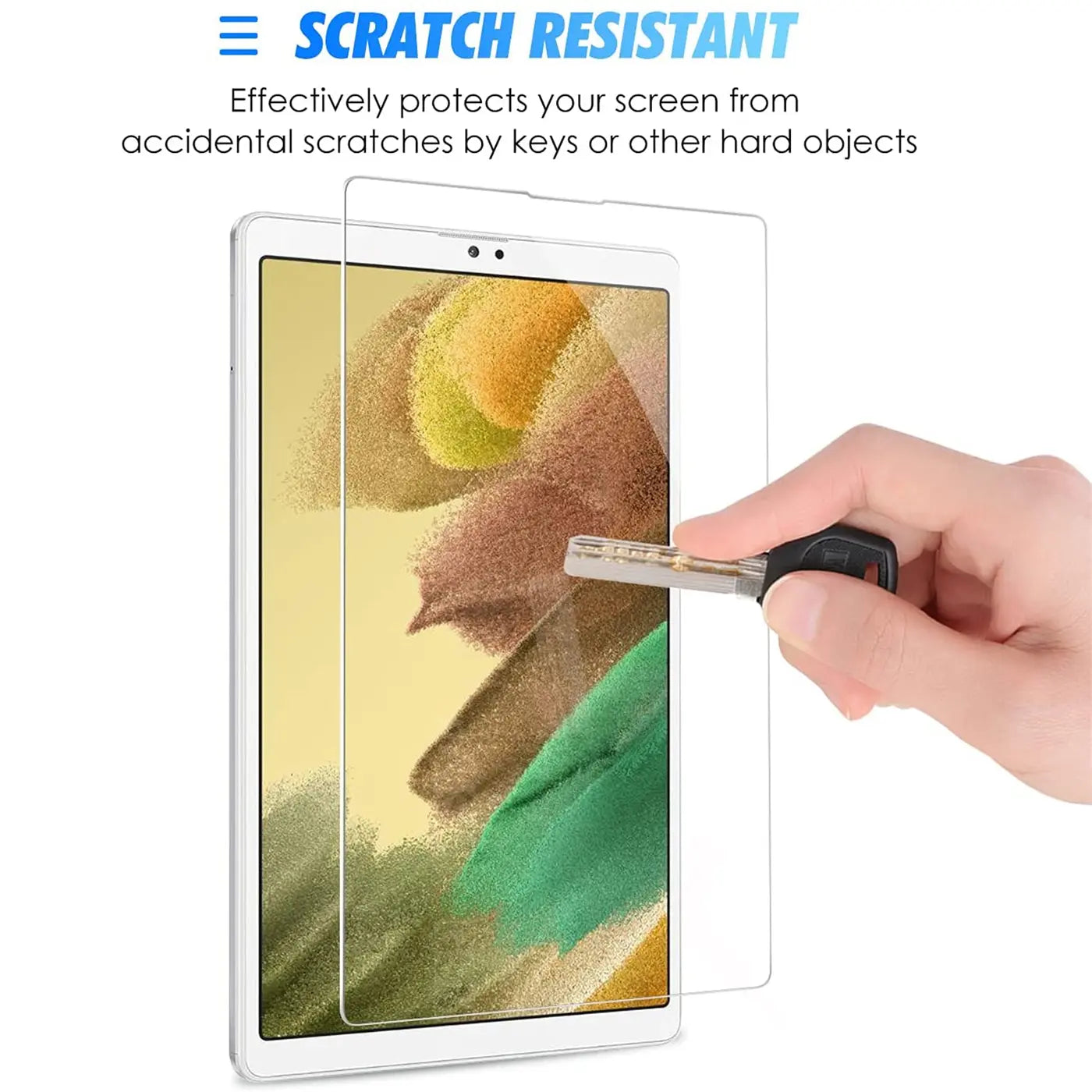 Weißes Samsung Galaxy Tab A7 Lite mit transparentem Panzerglas-Displayschutz. Eine Hand hält einen Schlüssel über dem Glas.
