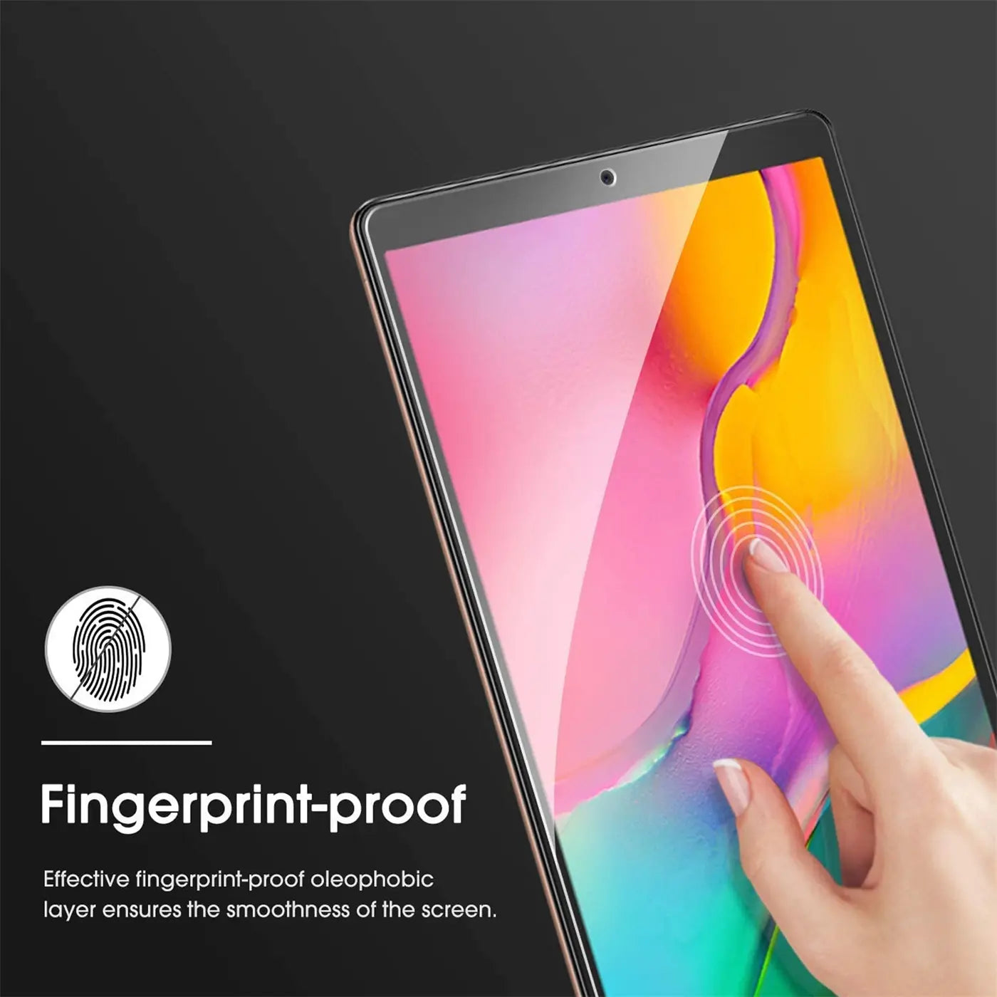 Nahaufnahme eines Samsung Galaxy Tab A 10.1 2019 mit Panzerglas. Eine Hand berührt das Display.
