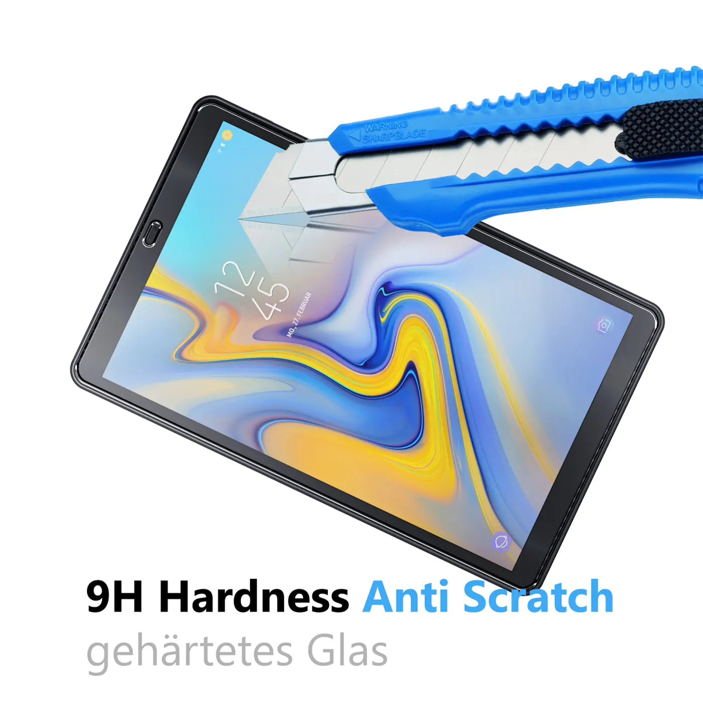 Blaues Cuttermesser auf dem Display eines schwarzen Samsung Galaxy Tab A 10.5 (2018) von oben.