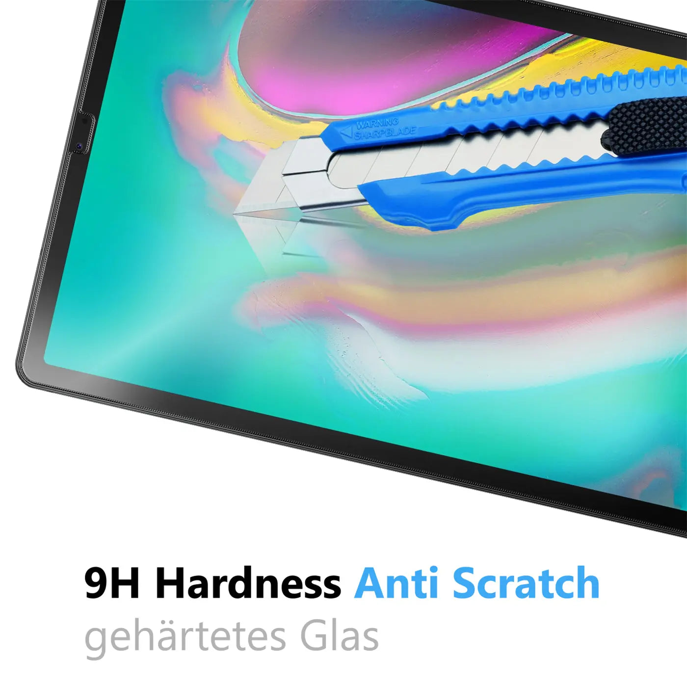 Nahaufnahme eines Samsung Galaxy Tab S5e mit Panzerglas. Ein blauer Cutter kratzt über das Glas, ohne Spuren zu hinterlassen.