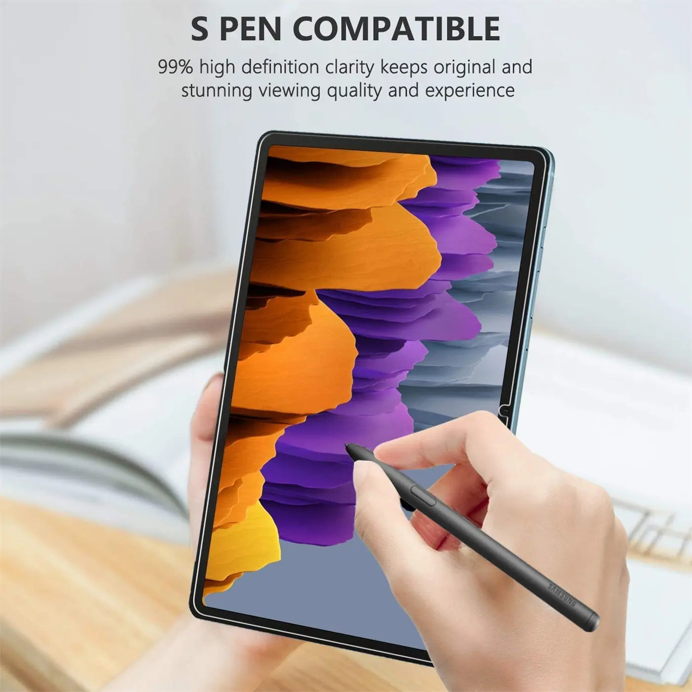 Hände halten ein Samsung Galaxy Tab S7/S8 mit Panzerglas. Eine Hand hält einen schwarzen S Pen auf dem Display.